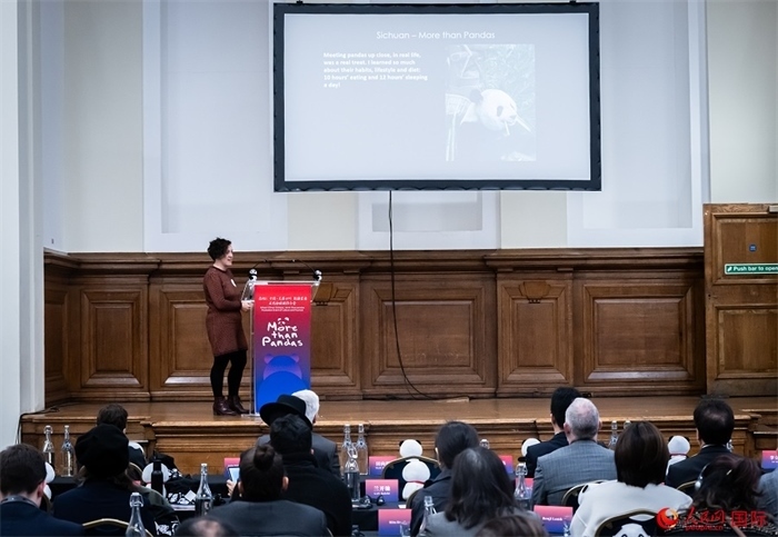 英國旅游達人瑪麗亞·拉莫爾作來川游歷主題分享。人民網(wǎng) 郭錦標攝