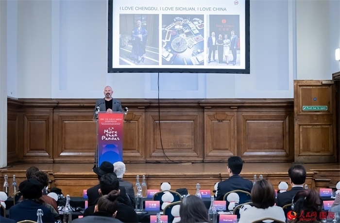 英國群英創(chuàng)意全球首席執(zhí)行官杰米·撒杰特在現(xiàn)場發(fā)言，分享如何進一步提升四川旅游的國際影響力、吸引更多的英國游客。人民網(wǎng) 郭錦標攝