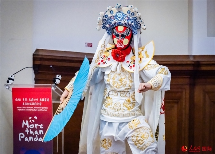 川劇絕活變臉表演。人民網(wǎng) 郭錦標攝