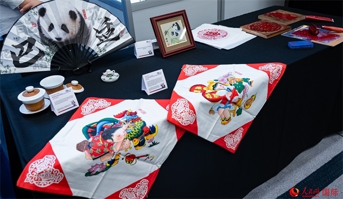 活動現(xiàn)場的現(xiàn)場文創(chuàng)展、互動體驗區(qū)、非遺區(qū)展示。人民網(wǎng) 郭錦標攝