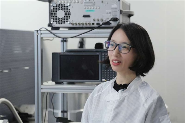 李婧在中國科學(xué)院紫金山天文臺毫米波和亞毫米波技術(shù)實(shí)驗(yàn)室。（受訪者供圖）