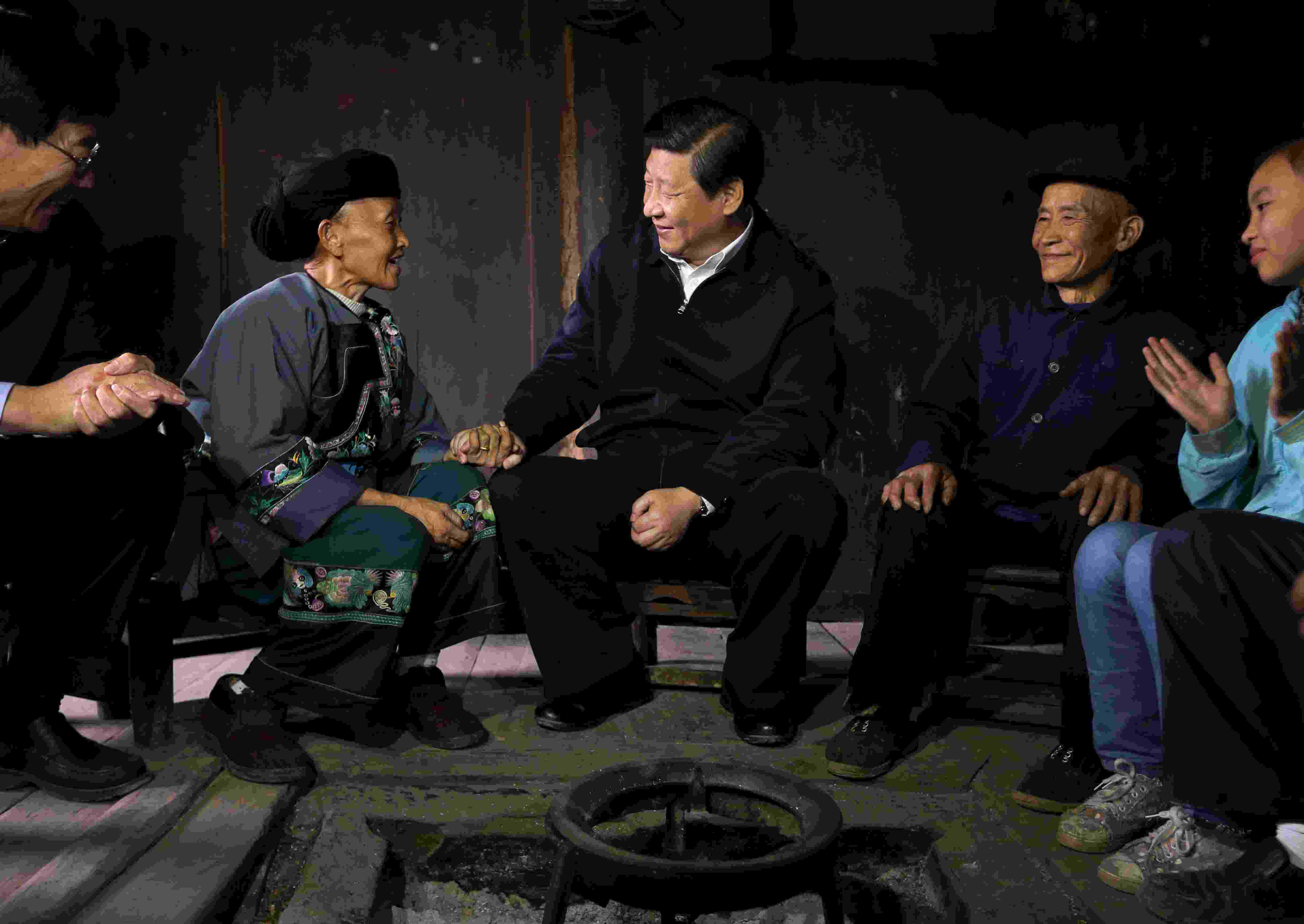 2013年11月3日，習(xí)近平在湖南花垣縣十八洞村，與石拔三老人握手交談。