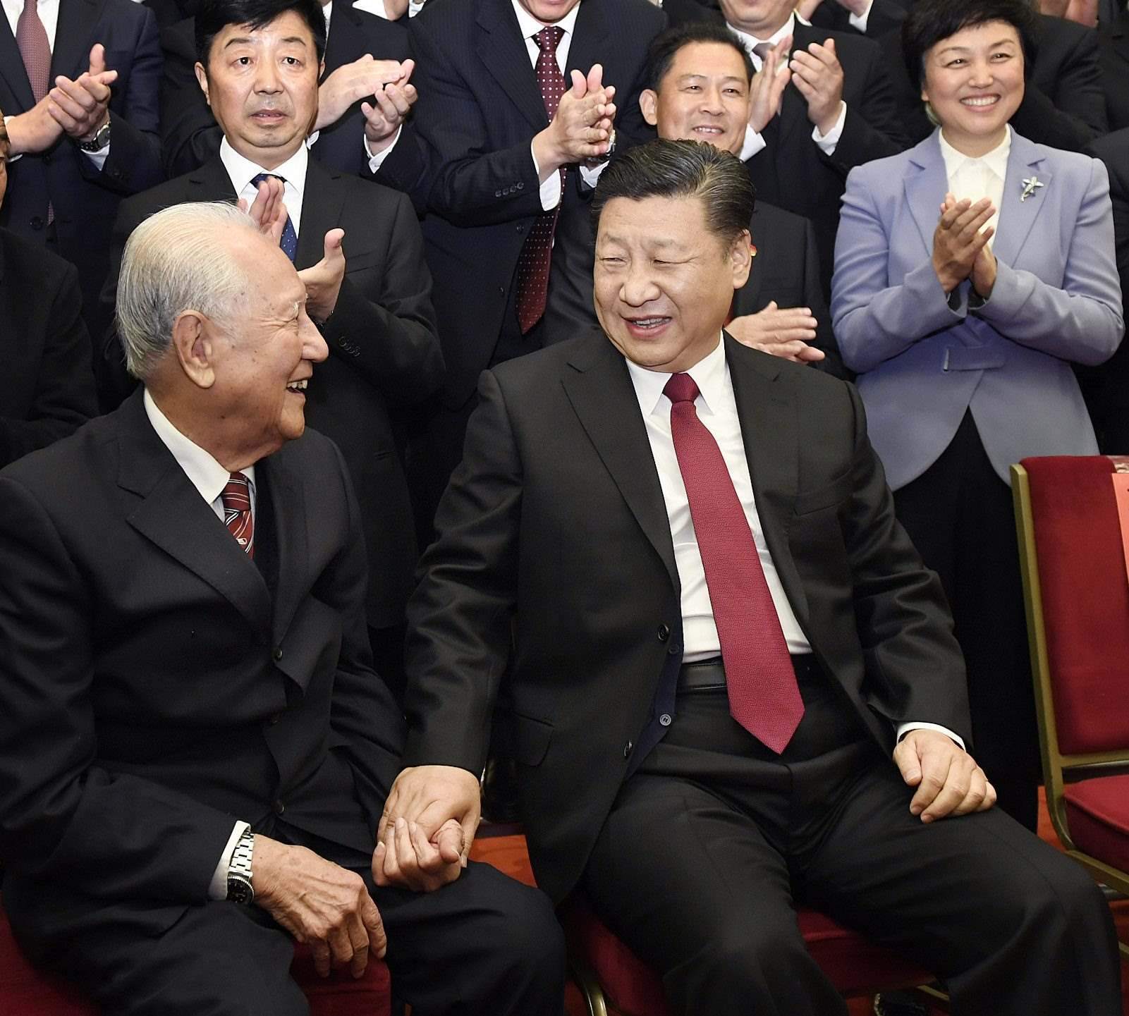 2017年11月17日，全國(guó)精神文明建設(shè)表彰大會(huì)在北京人民大會(huì)堂舉行。圖為習(xí)近平邀請(qǐng)黃旭華代表坐在自己身邊合影。