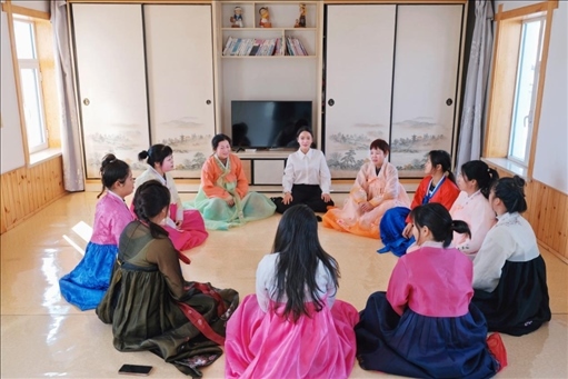 2023年6月，楊麗娜（后中）對擔(dān)任民宿管家的光東村村民們進(jìn)行標(biāo)準(zhǔn)化培訓(xùn)。（新華社記者金津秀攝）