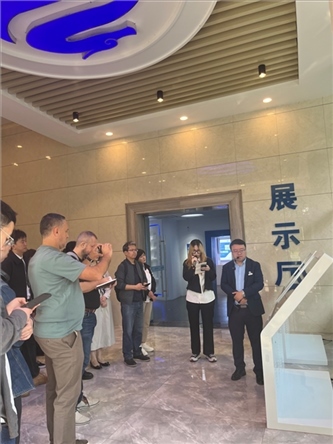 （在文瀾智谷中試產(chǎn)業(yè)基地，中外記者深入了解科技轉(zhuǎn)化情況 趙橙涔攝）