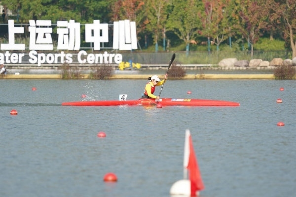 10月23日，杭州第4屆亞殘運會皮劃艇女子KL1級比賽，中國隊選手謝毛三在比賽中。人民網(wǎng)記者 李乃妍攝