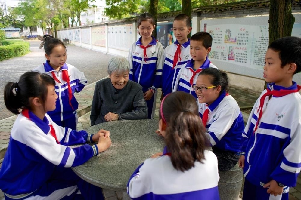 △2013年5月21日，龔全珍老人和江西萍鄉(xiāng)市蓮花縣的孩子們在一起。