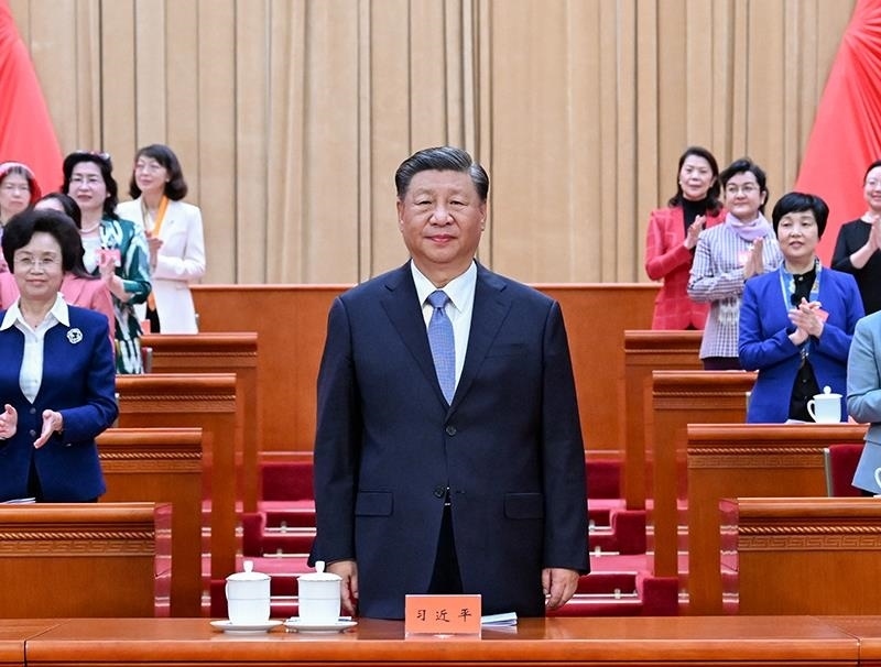 △2023年10月23日，中國婦女第十三次全國代表大會在北京人民大會堂開幕。這是習(xí)近平總書記在主席臺向與會代表致意。