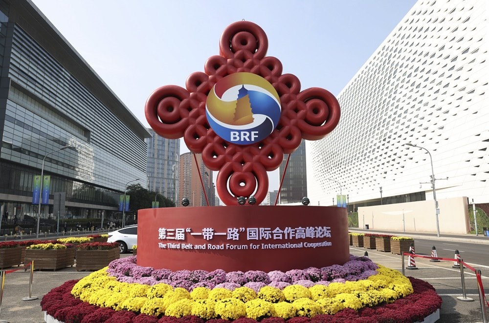 這是在北京國(guó)家會(huì)議中心附近拍攝的“一帶一路”國(guó)際合作高峰論壇景觀布置（2023年10月17日攝）。新華社記者 陳斌 攝