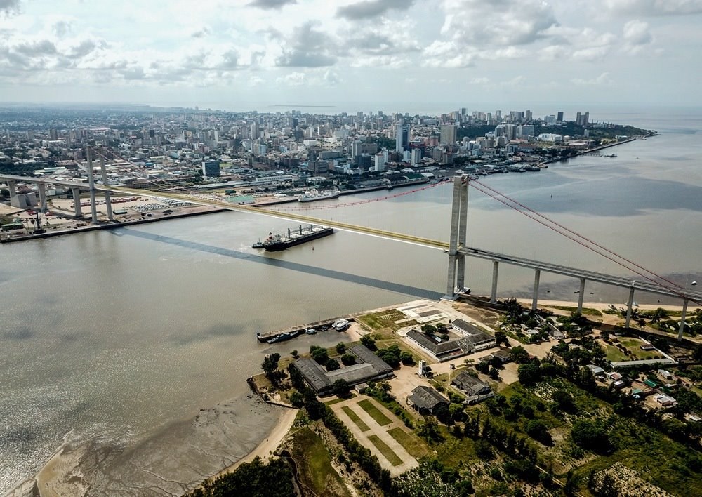 這是2019年4月8日在莫桑比克首都馬普托拍攝的馬普托大橋（無(wú)人機(jī)照片）。新華社記者 張宇 攝
