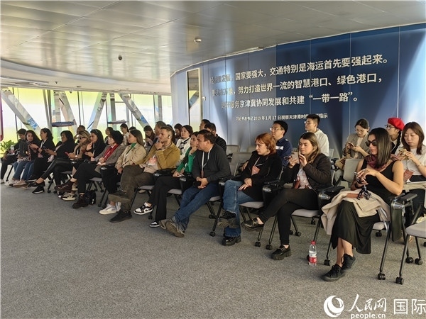 外媒記者探訪天津港北疆港區(qū)C段智能化集裝箱碼頭。人民網(wǎng)記者 符園園攝
