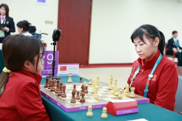 10月24日，杭州第4屆亞殘運(yùn)會國際象棋常規(guī)賽女子個(gè)人賽PI級第四輪舉行。圖為中國隊(duì)選手陳發(fā)英（右）、中國隊(duì)選手張?bào)愕言诒荣愔小D片來源：杭州亞殘組委