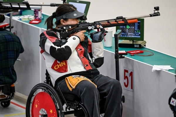 10月23日，杭州第4屆亞殘運(yùn)會射擊(R2)SH1級女子10米氣步槍立射資格賽舉行。圖為中國隊(duì)選手張翠平在比賽中。圖片來源：杭州亞殘組委