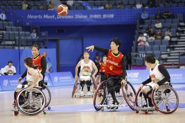 10月24日，杭州第4屆亞殘運(yùn)會輪椅籃球女子預(yù)賽舉行。圖為選手們在比賽中。圖片來源：杭州亞殘組委