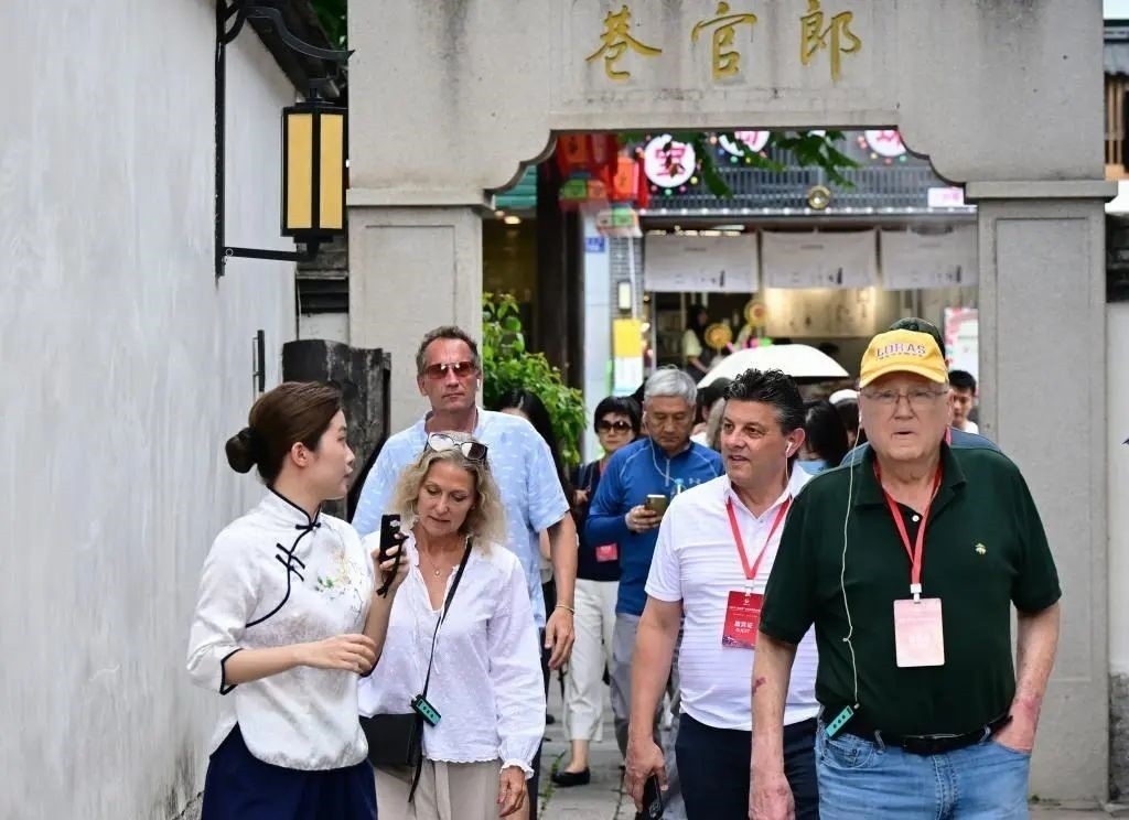 △2023年6月27日，“鼓嶺之友”部分成員和中美各界人士在福建福州南后街三坊七巷參觀訪問。