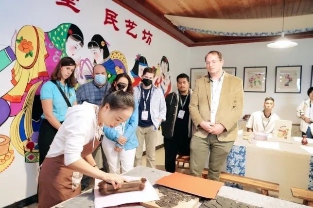 △美國席勒協(xié)會青年代表團(tuán)在四川感受中國傳統(tǒng)文化。