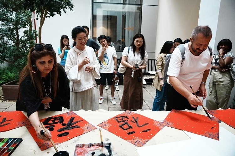 首屆國(guó)際傳播“絲路獎(jiǎng)”獲獎(jiǎng)代表等在廣州市荔灣區(qū)永慶坊參加文化交流活動(dòng)。楊爍壁、王燕攝影報(bào)道
