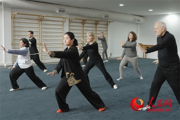 阿根廷武術(shù)俱樂部協(xié)會副會長陳敏正在教學(xué)。人民網(wǎng)記者 張若涵攝