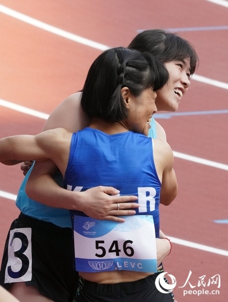 10月23日，杭州亞殘運(yùn)會(huì)田徑女子200米T36級(jí)比賽結(jié)束后，中國(guó)體育代表團(tuán)選手史逸婷(后)與韓國(guó)選手全珉彩相擁慶祝。人民網(wǎng)記者 胡雪蓉?cái)z