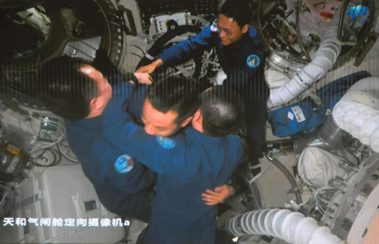 神舟十七號航天員乘組順利進入空間站。中國載人航天工程辦公室供圖