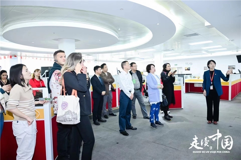 媒體記者參觀天津航空運營控制中心。主辦方供圖。