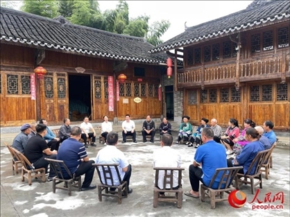 花垣縣石欄鎮(zhèn)朋巖村的院壩會(huì)。人民網(wǎng) 周靜圓攝