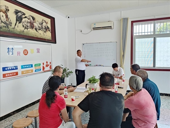 泉塘村17組議事會(huì)正在討論土地整理事項(xiàng)。湖南省司法廳供圖