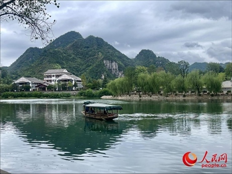 秋日的邊城鎮(zhèn)，青山滴翠、碧水含情。人民網(wǎng) 周靜圓攝
