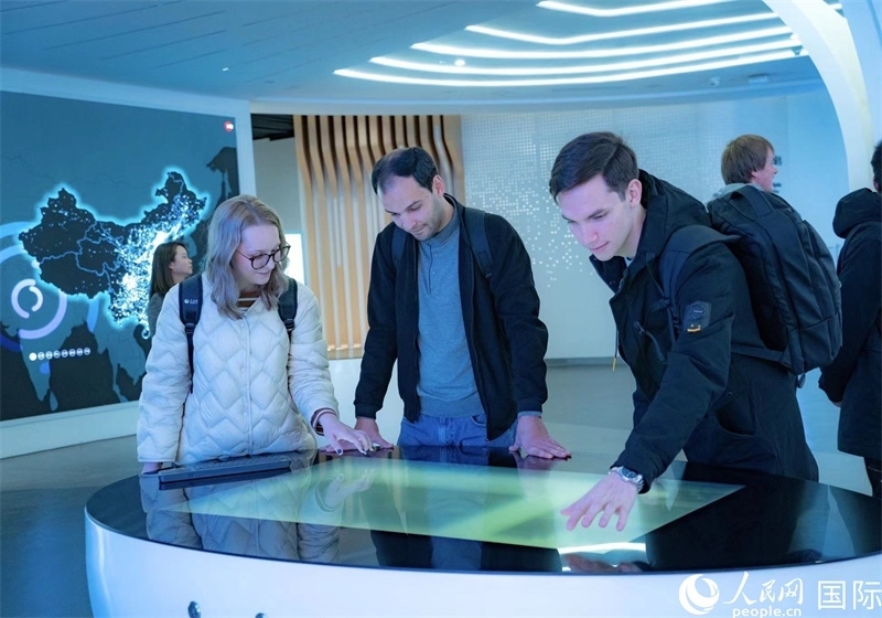 歐亞國家記者在國家大數(shù)據(jù)（貴州）綜合試驗區(qū)交流體驗中心參觀。人民網(wǎng) 陽茜攝