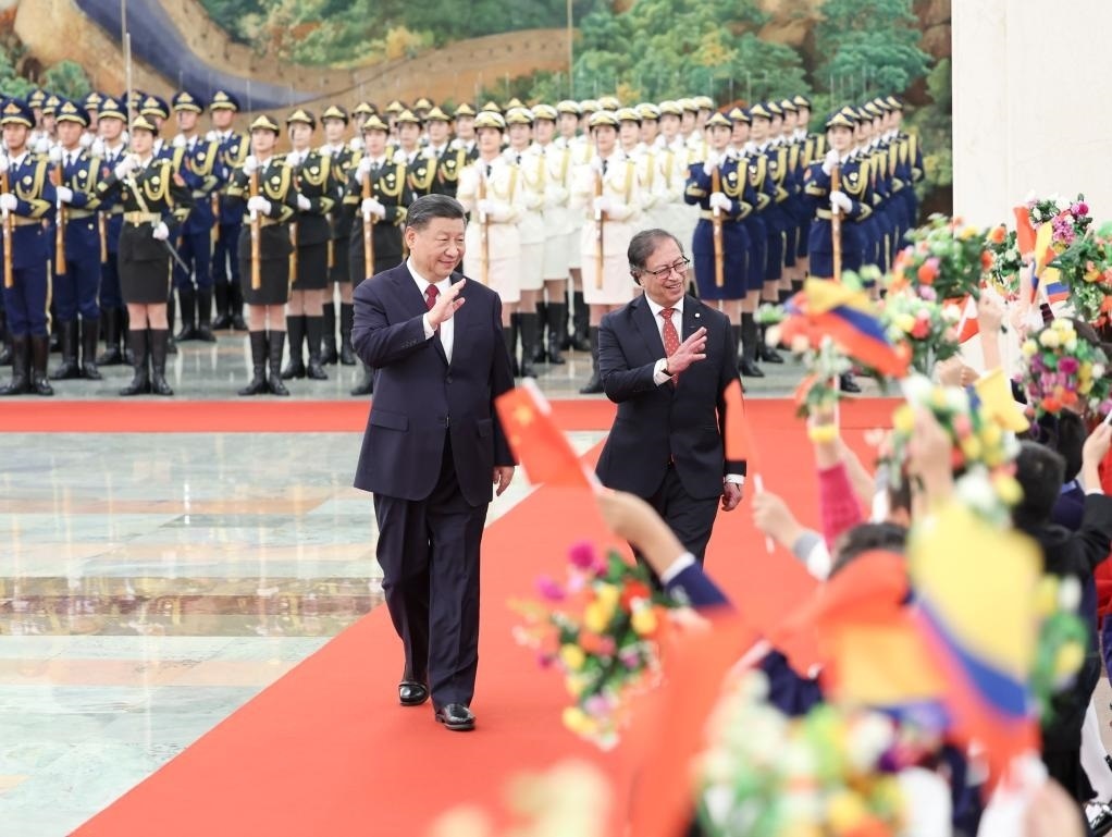 10月25日下午，國(guó)家主席習(xí)近平在北京人民大會(huì)堂同來(lái)華進(jìn)行國(guó)事訪問(wèn)的哥倫比亞總統(tǒng)佩特羅舉行會(huì)談。這是會(huì)談前，習(xí)近平在人民大會(huì)堂北大廳為佩特羅舉行歡迎儀式。
