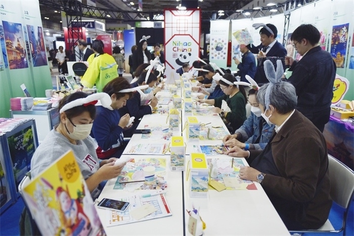 日本國際旅游博覽會中國展館北京非遺兔兒爺填色體驗(yàn)工作坊。圖片由中國駐東京旅游辦事處提供