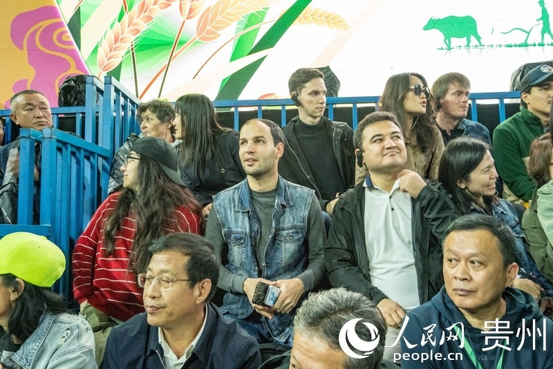 “村BA”決賽現(xiàn)場，看臺座無虛席。人民網 陽茜攝