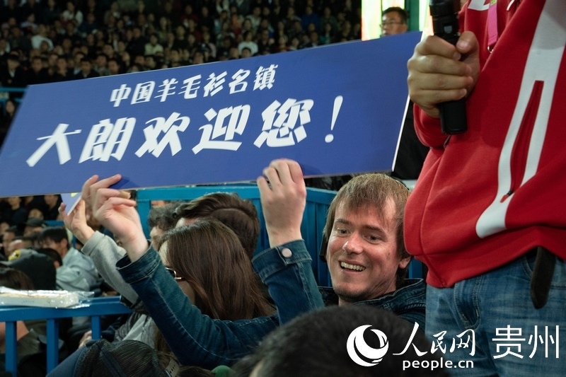 外媒記者舉起手牌為運動員加油。人民網 陽茜攝