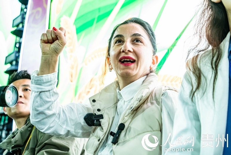 外媒記者在現(xiàn)場吶喊助威。人民網 陽茜攝