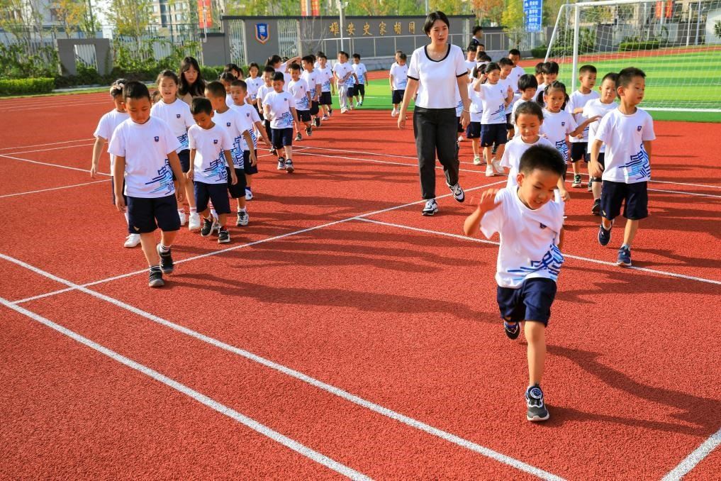 2023年9月，雄安史家胡同小學的學生們在操場上活動。新華社記者張鋮 攝