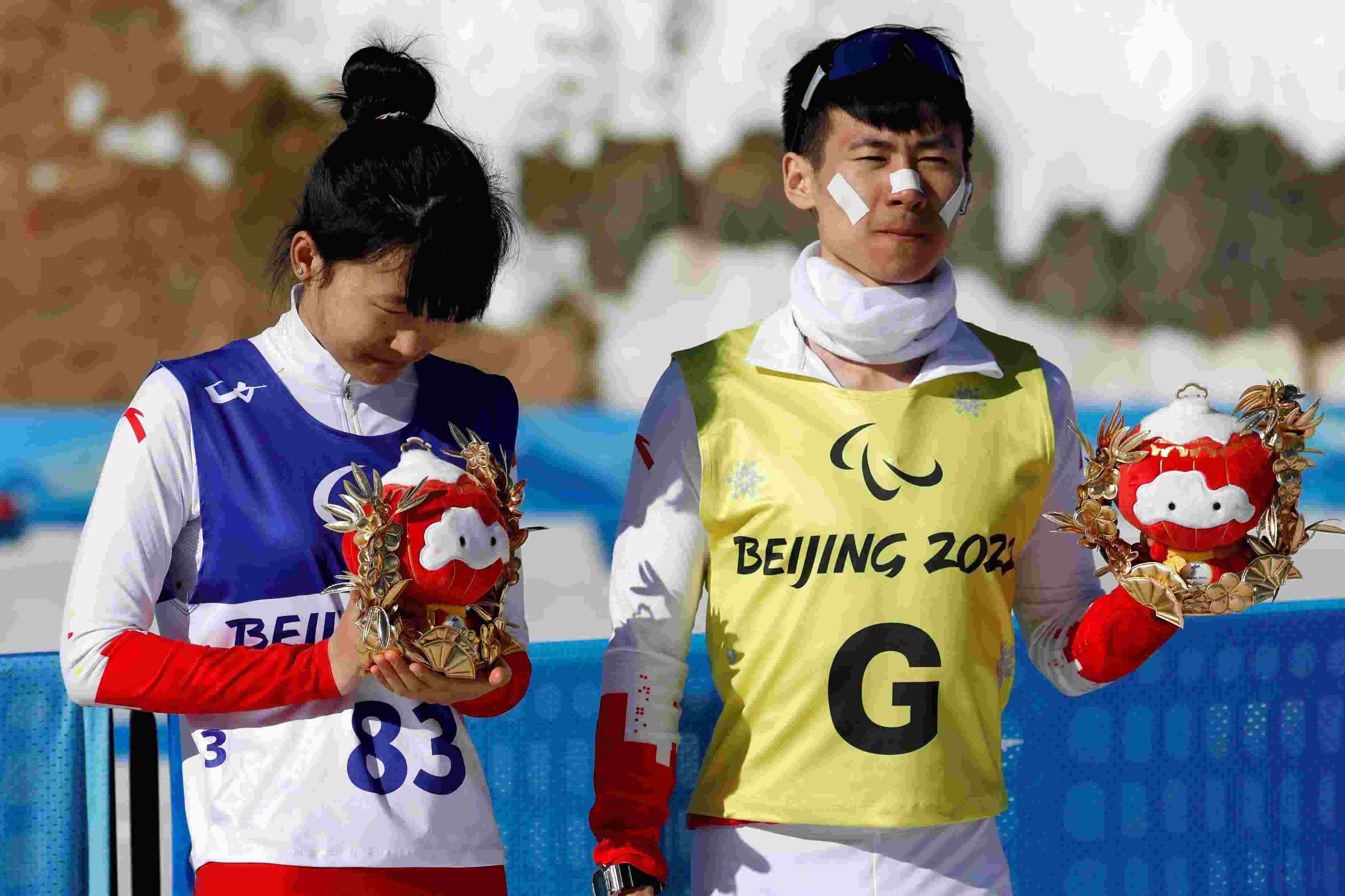 △2022年3月8日，在2022冬殘奧會殘奧冬季兩項女子中距離（視障）比賽中，中國選手王躍（左）獲季軍。