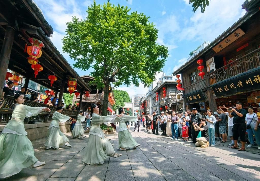 國慶節(jié)期間，福州市三坊七巷歷史文化街區(qū)上演《尋夢閩都》快閃。新華社發(fā)