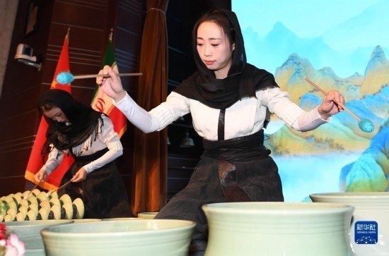 10月30日，演員在伊朗德黑蘭伊朗國家藝術科學院舉行的“青風海上來”浙江青瓷巡禮開幕式暨“萬象中國·天下寧波”寧波文旅推介會開幕式上表演。新華社記者 沙達提 攝