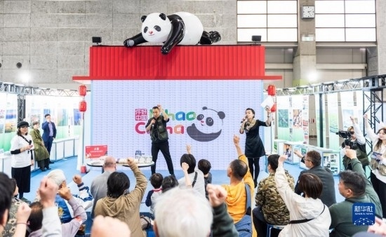  10月29日，游客在日本大阪國際會展中心中國館參與中國旅游知識問答活動。新華社發(fā)（中國駐大阪旅游辦事處供圖）