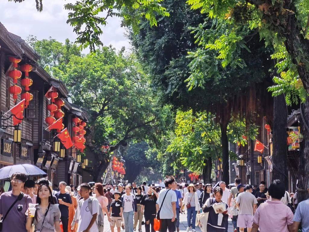 國慶節(jié)期間，三坊七巷歷史文化街區(qū)游人如織。新華社發(fā)