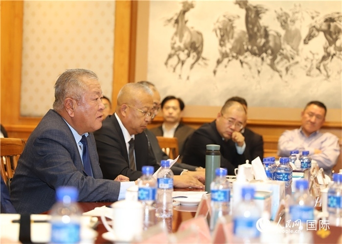2.2023年10月30日，張義波（左一）會長匯報商會工作情況。人民網(wǎng)記者 霍文攝