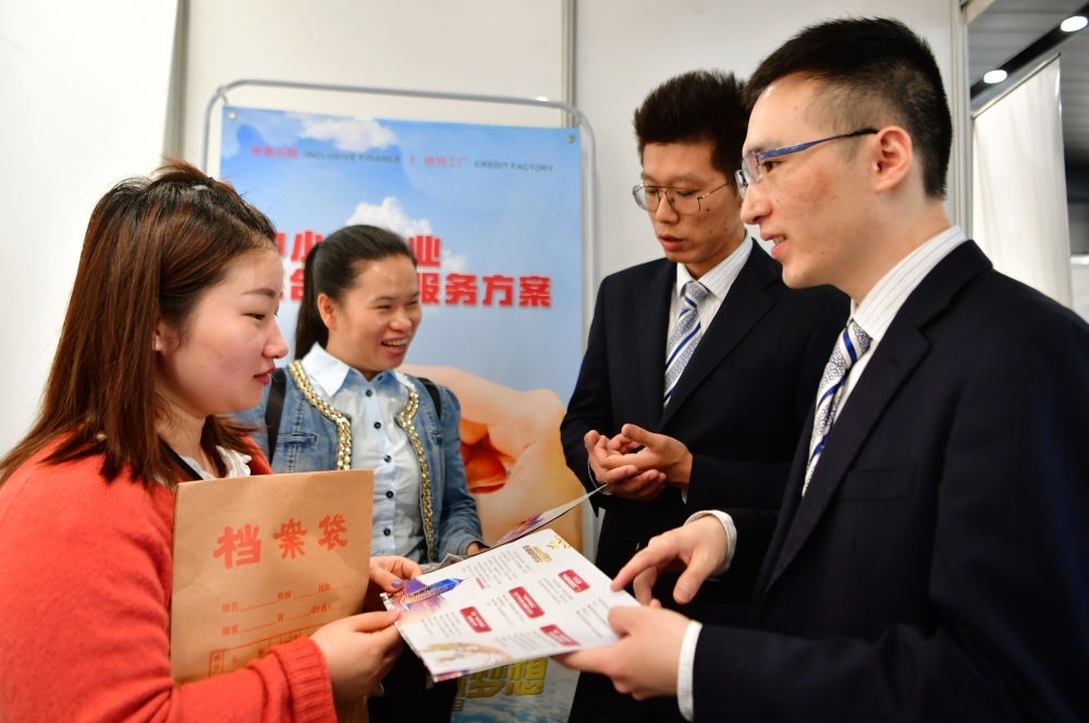 2019年5月9日，兩名鞋業(yè)公司的工作人員（左一和左二）向銀行工作人員咨詢中小微企業(yè)金融服務方案細則。當日，福建自貿區(qū)福州片區(qū)稅企銀三方對接會在馬尾基金小鎮(zhèn)舉辦，來自傳統(tǒng)制造業(yè)、物聯(lián)網(wǎng)和電子商務等行業(yè)的企業(yè)代表參加對接會。新華社記者 魏培全 攝