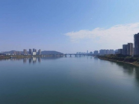 10月24日，在清水塘大橋景觀通道上拍攝的湘江景色。本報(bào)記者 常雯宜攝