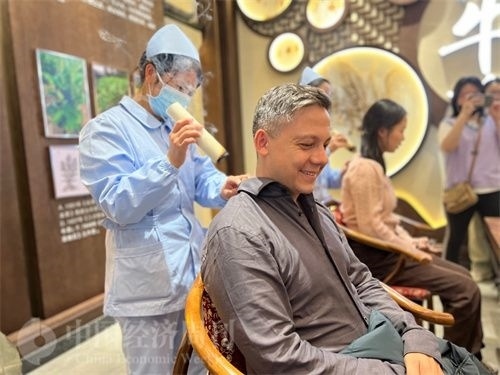  （外媒記者體驗(yàn)艾灸。中國經(jīng)濟(jì)周刊記者 郭志強(qiáng) 攝）