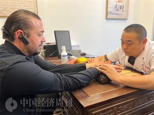  （外媒記者走進(jìn)中醫(yī)堂，問診中醫(yī)名師。中國經(jīng)濟(jì)周刊記者 郭志強(qiáng)攝）