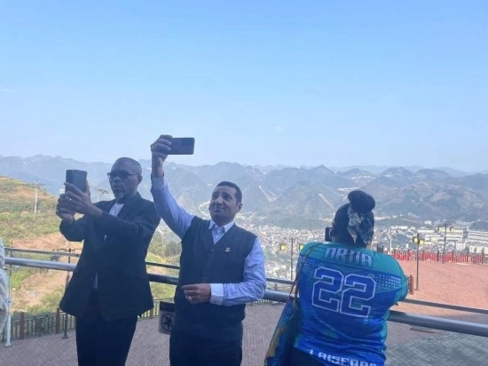 外媒記者在天釀景區(qū)拍照留念。本報(bào)記者葉子攝