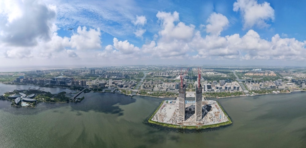 空中俯瞰中國（上海）自由貿(mào)易試驗(yàn)區(qū)臨港新片區(qū)，左上為東海大橋，前為建設(shè)中的中銀金融中心大樓（2023年9月6日攝，無人機(jī)照片）。新華社記者 方喆 攝