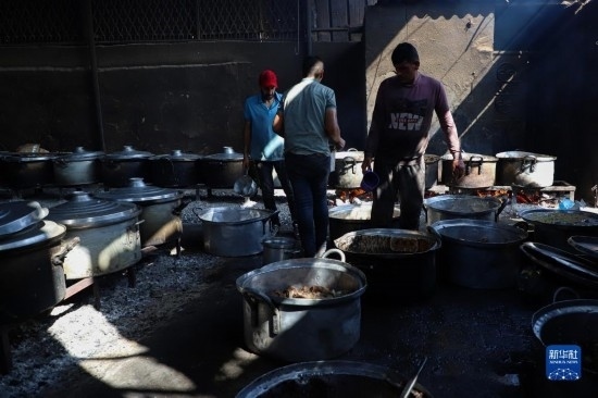 11月3日，在加沙地帶南部城市拉法，人們在煤氣中斷后用柴火做飯。新華社發(fā)（里澤克·阿卜杜勒賈瓦德攝）