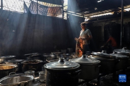 11月3日，在加沙地帶南部城市拉法，人們在煤氣中斷后用柴火做飯。新華社發(fā)（里澤克·阿卜杜勒賈瓦德攝）