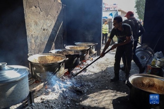 11月3日，在加沙地帶南部城市拉法，人們在煤氣中斷后用柴火做飯。新華社發(fā)（里澤克·阿卜杜勒賈瓦德攝）